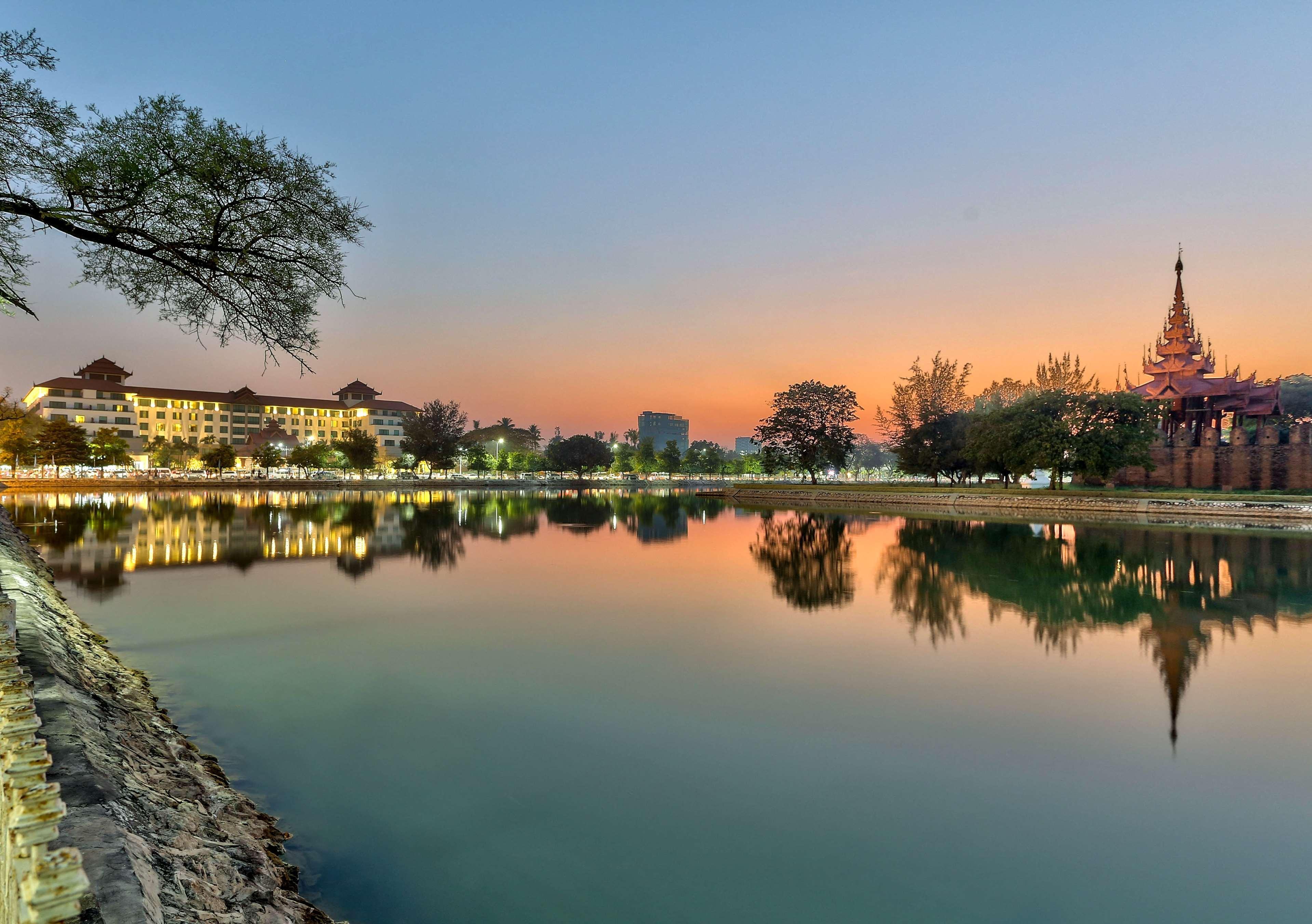 Hilton Mandalay Hotell Exteriör bild