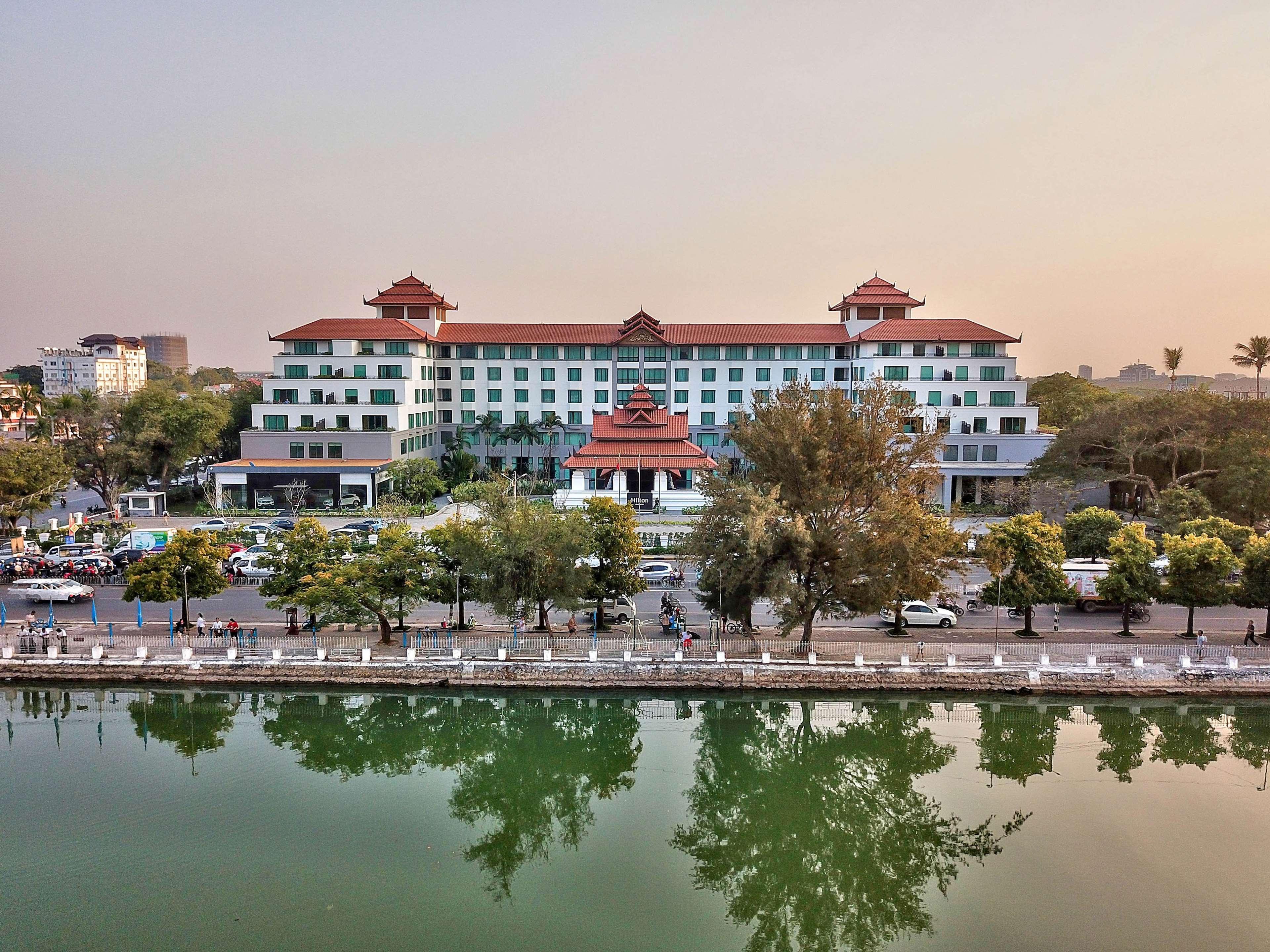 Hilton Mandalay Hotell Exteriör bild