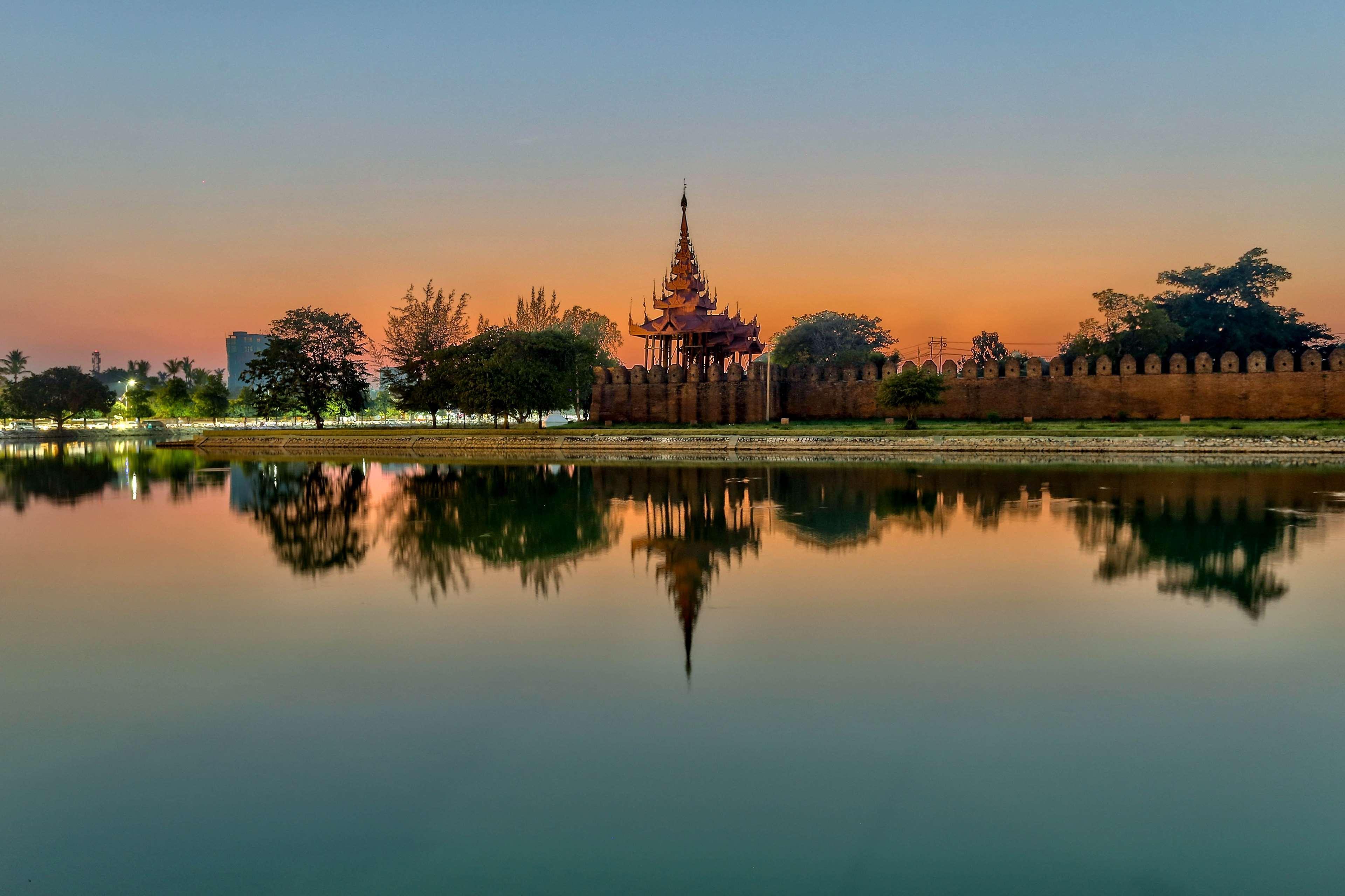 Hilton Mandalay Hotell Exteriör bild